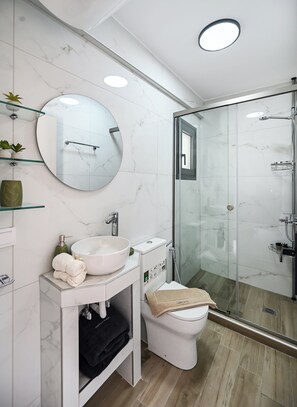 Junior Studio Suite, Pool View | Bathroom