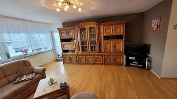 TV, DVD player, books, stereo