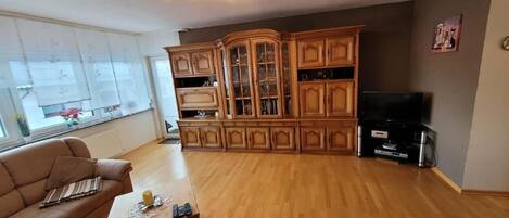 Tv, dvd-afspiller, bøger, stereoanlæg