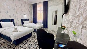 Phòng 2 giường đơn tiện nghi đơn giản | Két bảo mật tại phòng, bàn, khu vực làm việc phù hợp cho laptop