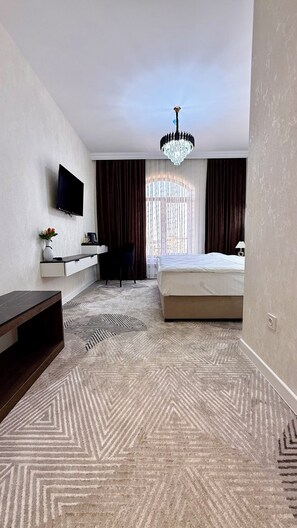 خزنة داخل الغرفة ومساحة عمل للكمبيوتر المحمول وواي فاي مجانًا