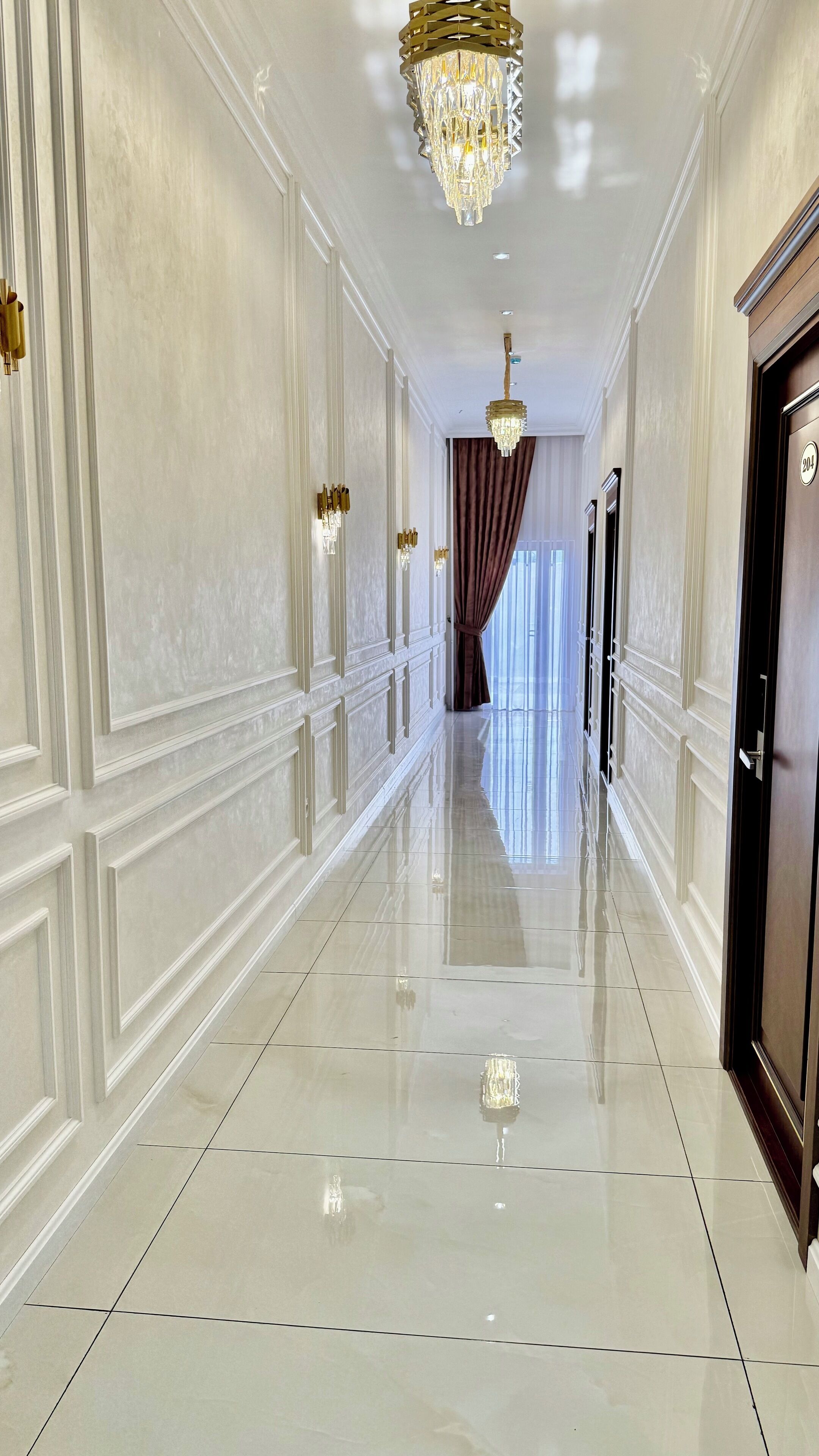 Familiekamer, uitzicht op stad | Woonruimte | Een 43-inch smart-tv met satellietzenders en vloerverwarming