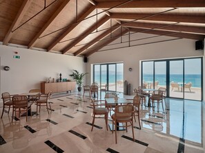 3 bars/lounges, lobby lounge