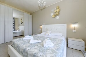 Tabla de planchar con plancha, wifi gratis y ropa de cama 