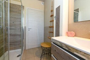 Dusche, Haartrockner, Bidet, Handtücher