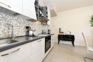 Kühlschrank, Mikrowelle, Ofen, Geschirrspüler