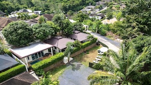 Un quartiere residenziale con case, una piscina e vegetazione rigogliosa.