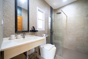 Deluxe Bungalow, Garden View | Bathroom | Shower, hair dryer, bidet, towels