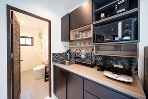 Bungalow Deluxe - utsikt mot trädgården | Eget pentry | Stort kylskåp, mikrovågsugn, spishäll och grytor/köksredskap