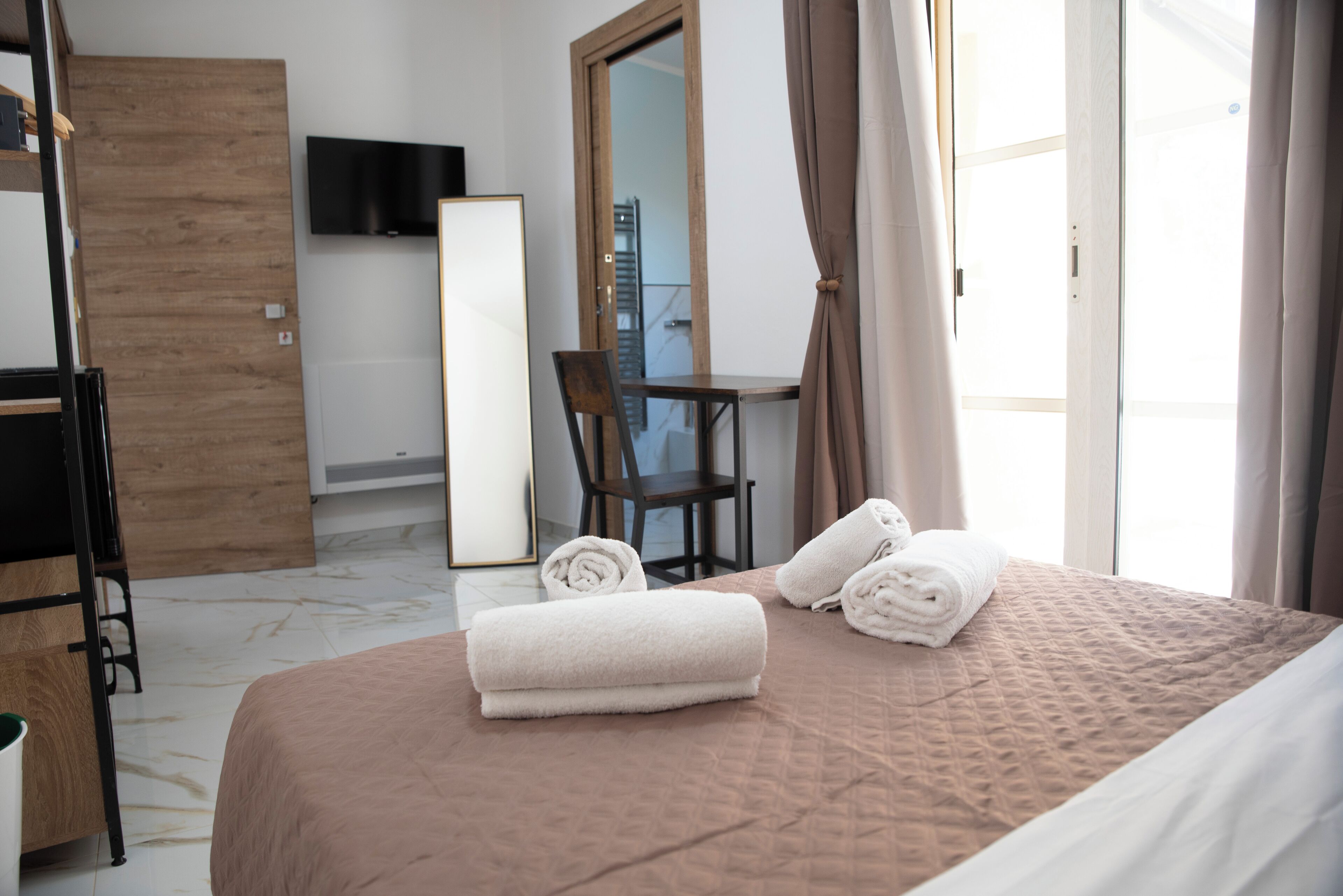 Luxury-Doppelzimmer, Stadtblick | Betten mit Memory-Foam-Matratzen, Minibar, Zimmersafe, Schreibtisch