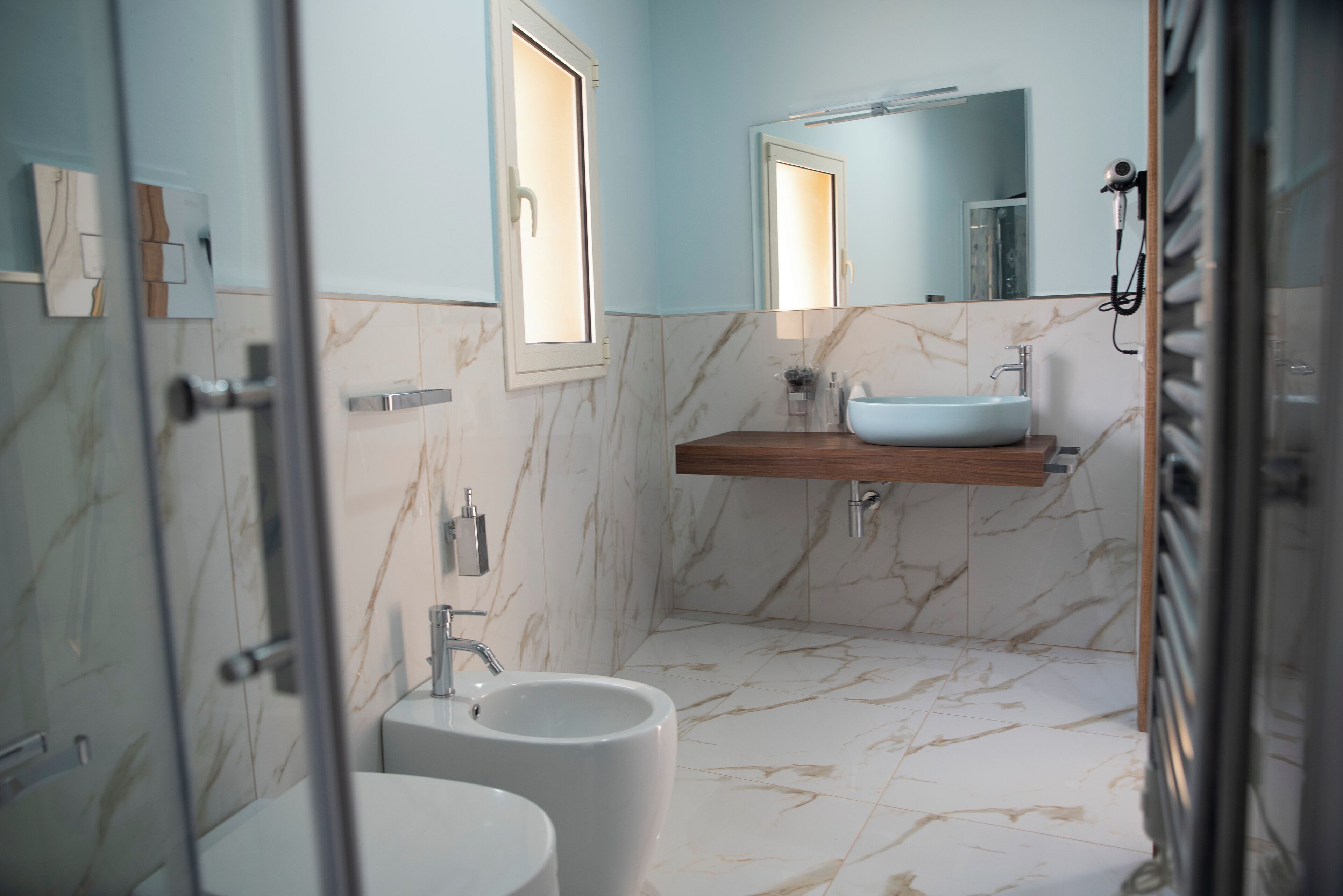 Habitación Confort doble, balcón, vistas a la ciudad | Baño | Ducha, cabezal de ducha con hidromasaje, secador de pelo y bidé