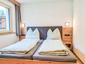 1 Schlafzimmer, Reisekinderbett, kostenloses WLAN, Bettwäsche