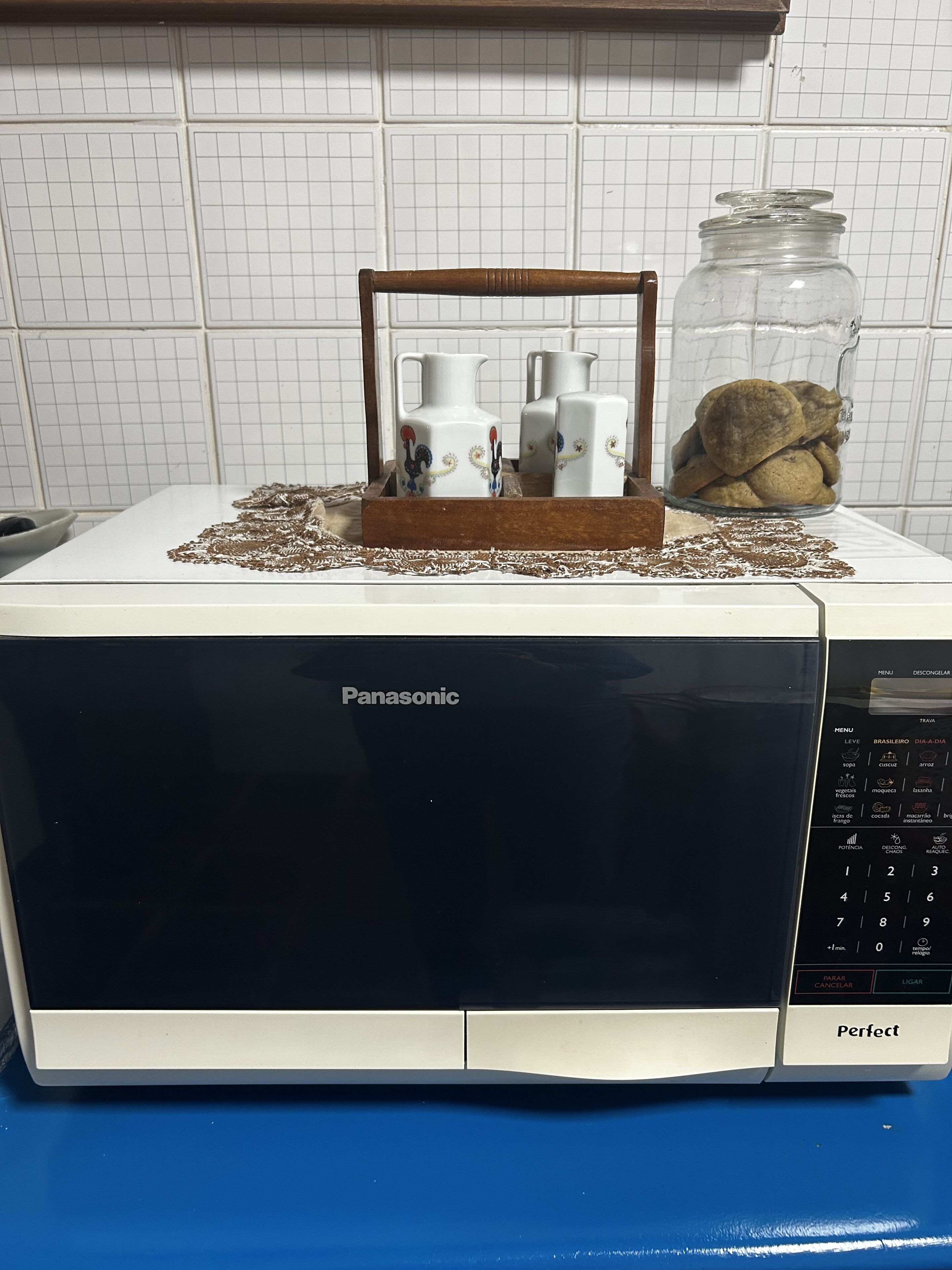 Fornet microones Panasonic amb un safata de galetes i un bocal de vidre a sobre.