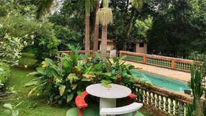 A garden with a pool, a table, and chairs. - Charming place near SP (Caioçara Jarinu)