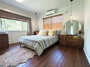 2 عدّة غرف نوم ومكواة/لوح كي وسرير سفر وواي فاي