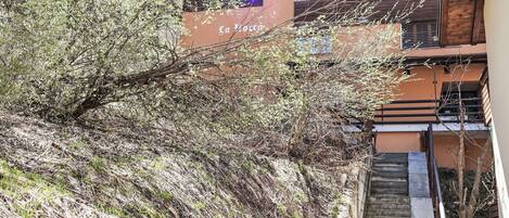 المنطقة المحيطة بالمنشأة