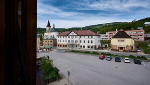 A town square with a hotel named "HOTEL KRANOS" and a church with a green dome. - Beautiful apartment for 4 people with WIFI and TV (Jilemnice)