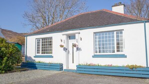A white building with a red roof, two windows, and a door. - Stunning private villa for 6 people with WIFI and TV (Isle Of Skye)