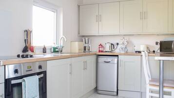 Ofen, Geschirrspüler, Esstisch