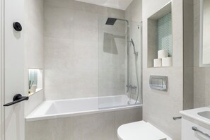 Een haardroger, handdoeken, zeep, toiletpapier