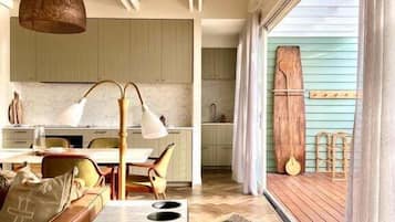 Een smart-tv, een open haard en een stereo