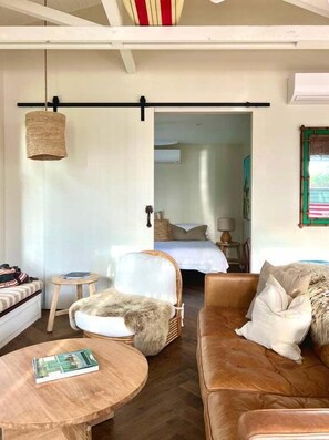 Smart TV, chimenea y estéreo 