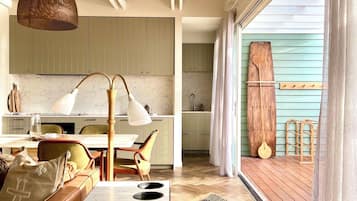 Smart TV, fireplace, stereo