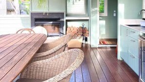 Una cocina amplia con comedor, ventilador de techo y vistas al exterior.