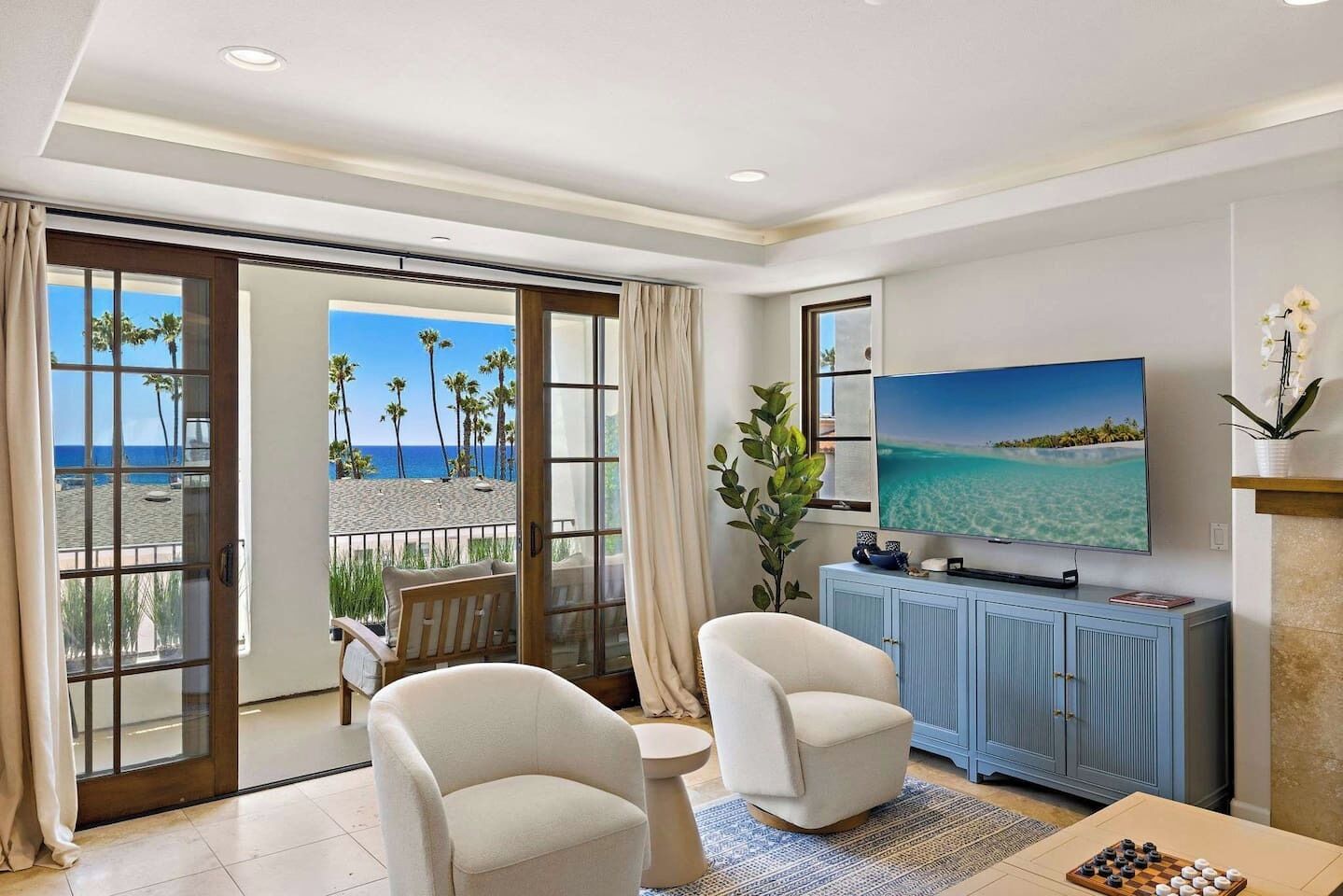 Smart TV, lareira, videogames, mesa de pingue-pongue