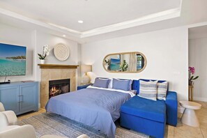 2 habitaciones, escritorio y tabla de planchar con plancha 