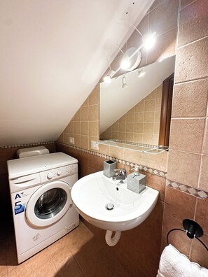 Dusj, hårføner, bidé og håndklær