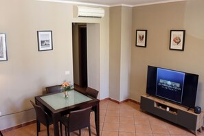 Dining - Elegant 2-bedroom accommodation in the heart of Caserta, near the Reggia. (Caserta)