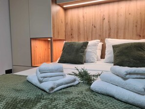2 habitaciones, escritorio, tabla de planchar con plancha y wifi