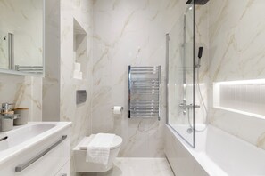 Dusche, Haartrockner, Handtücher, Seife