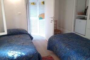3 habitaciones, tabla de planchar con plancha, wifi y ropa de cama 