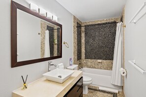 SĂšche-cheveux, serviettes fournies, savon, shampoing