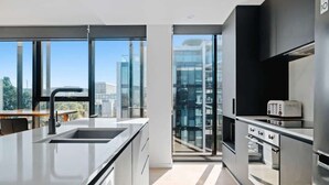 Eine moderne Küche mit großem Fenster, Spüle und Toaster.