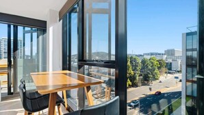 Ein modernes Zimmer mit einem großen Fenster und Blick auf die Stadt.