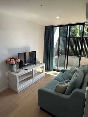 TV, offices - Stylish Apartment in Canberra CBD (Reid)