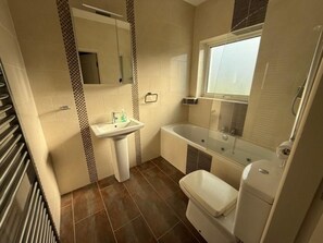 Duschwanne, Komfortbadewanne, Haartrockner, Handtücher
