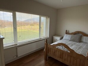 3 bedrooms, iron/ironing board, free WiFi, bed sheets - Cozy Carhan Retreat in Cahersiveen (Cahirciveen)