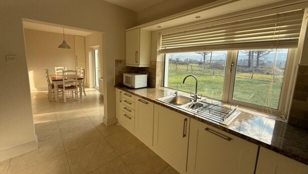 Private kitchen - Cozy Carhan Retreat in Cahersiveen (Cahirciveen)