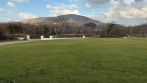 Property grounds - Cozy Carhan Retreat in Cahersiveen (Cahirciveen)