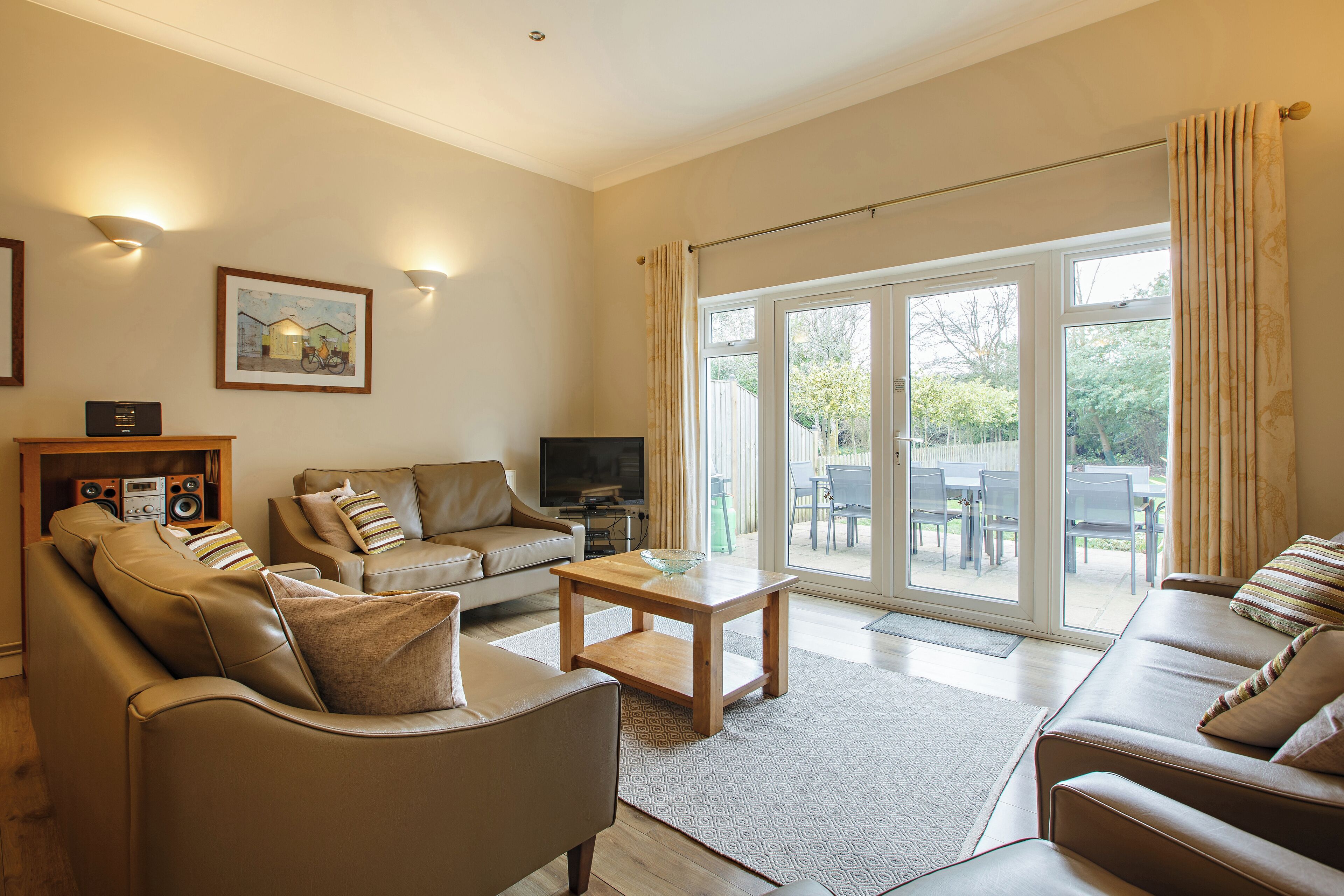 智能電視、DVD 播放機、乒乓球設施、書籍