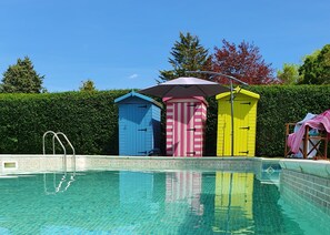 Utendørsbasseng og et oppvarmet basseng