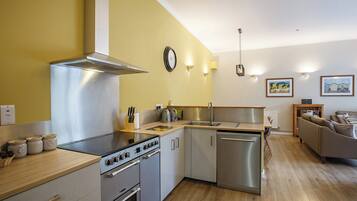 Køleskab, mikrobølgeovn, ovn, kogeplade