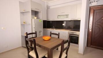Apartemen Ekonomi, balkon, pemandangan laut | Dapur pribadi | Lemari es, pemanggang roti, dan peralatan masak/sendok-piring