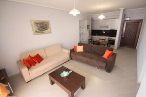 Apartamento econômico, sacada, vista para o mar | Área de estar | TV de tela plana