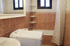 Secador de pelo, toallas y papel higiénico