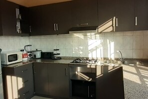 Fridge, microwave, oven, stovetop - 🏠 Modern 3 bedroom house for rent in Niboye 46 KK 355 St Kigali- KICUKIRO (Kigali)